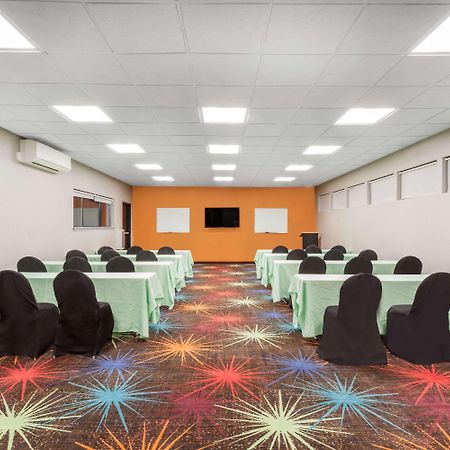 Days Inn By Wyndham Woodbury Long Island Eksteriør bilde